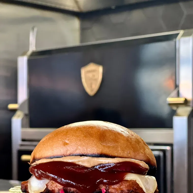 Chicken BBQ-burger foran Josper-kullgrillen
