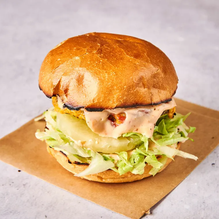 Hawaii-burger med ananas og cheddar