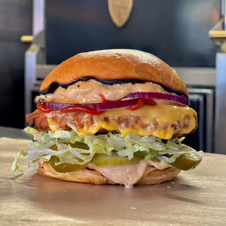 Chicken Troys-burger på benken i kjøkkenet
