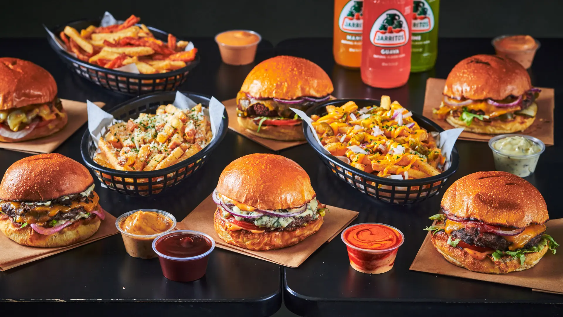 Burgere, fries og dipper fra Troys