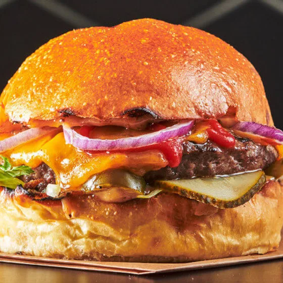 Troys signaturburger med cheddar, hjemmelaget Troys-dressing og jalapenos