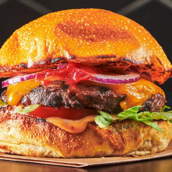 Classico-burger med cheddar, tomat og løk